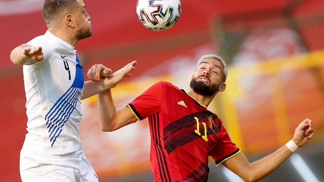 Der Belgier Yannick Carrasco (r) sieht sein Team im Vorteil vor der EM.