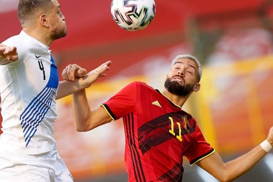 Der Belgier Yannick Carrasco (r) sieht sein Team im Vorteil vor der EM.