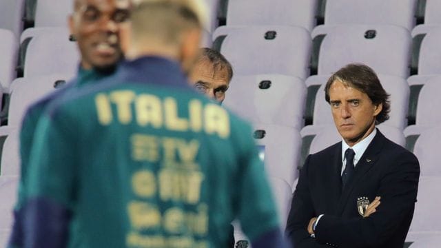 Italiens Cheftrainer Roberto Mancini (r) hat den Umbruch in der Nationalmannschaft in den vergangenen Jahren erfolgreich vollzogen.