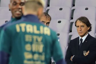 Italiens Cheftrainer Roberto Mancini (r) hat den Umbruch in der Nationalmannschaft in den vergangenen Jahren erfolgreich vollzogen.