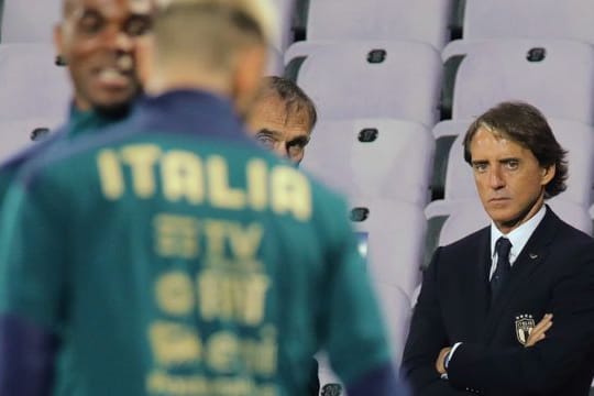 Italiens Cheftrainer Roberto Mancini (r) hat den Umbruch in der Nationalmannschaft in den vergangenen Jahren erfolgreich vollzogen.