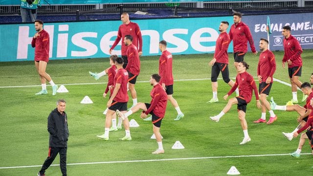 Türkei-Trainer Senol Günes (l) und seine Spieler fiebern dem EM-Auftakt in Rom entgegen.