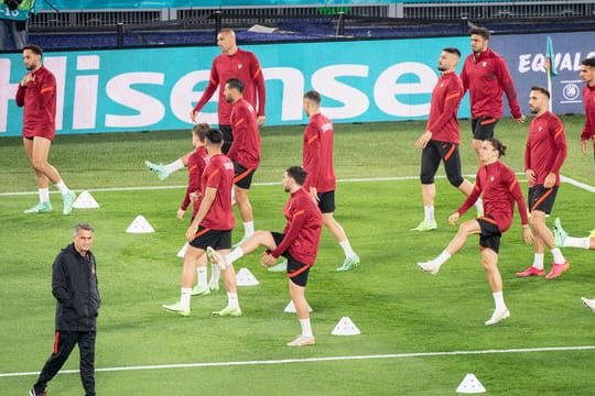 Türkei-Trainer Senol Günes (l) und seine Spieler fiebern dem EM-Auftakt in Rom entgegen.