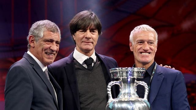 Zwei der Gegner von Bundestrainer Joachim Löw (M) in der Gruppe F: Portugals Fernando Santos (l) und Frenkreichs Didier Deschamps.