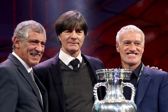 Zwei der Gegner von Bundestrainer Joachim Löw (M) in der Gruppe F: Portugals Fernando Santos (l) und Frenkreichs Didier Deschamps.