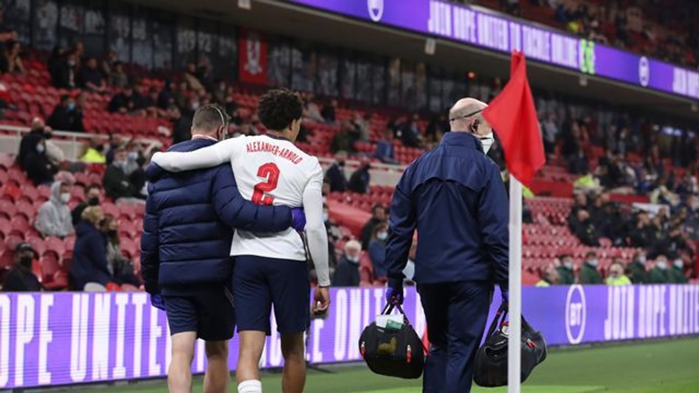 Englands Trent Alexander-Arnold geht nach einer Verletzung im Länderspiel gegen Österreich vom Platz.