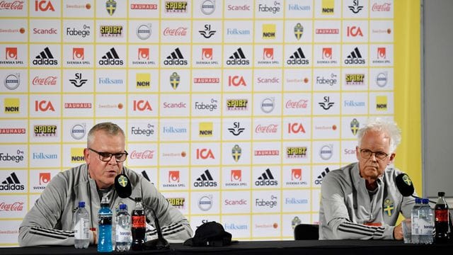 Muss wegen zweier Corona-Fällen improvisieren: Schweden-Coach Janne Andersson (l).