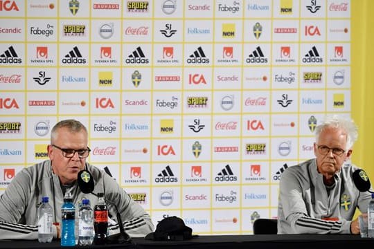 Muss wegen zweier Corona-Fällen improvisieren: Schweden-Coach Janne Andersson (l).