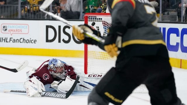 Vegas Golden Knights Verteidiger Alex Pietrangelo (r) erzielt ein Tor gegen Colorado Avalanche Torwart Philipp Grubauer. Vegas Golden Knights Verteidiger Alex Pietrangelo (r) erzielt ein Tor gegen Colorado Avalanche Torwart Philipp Grubauer.