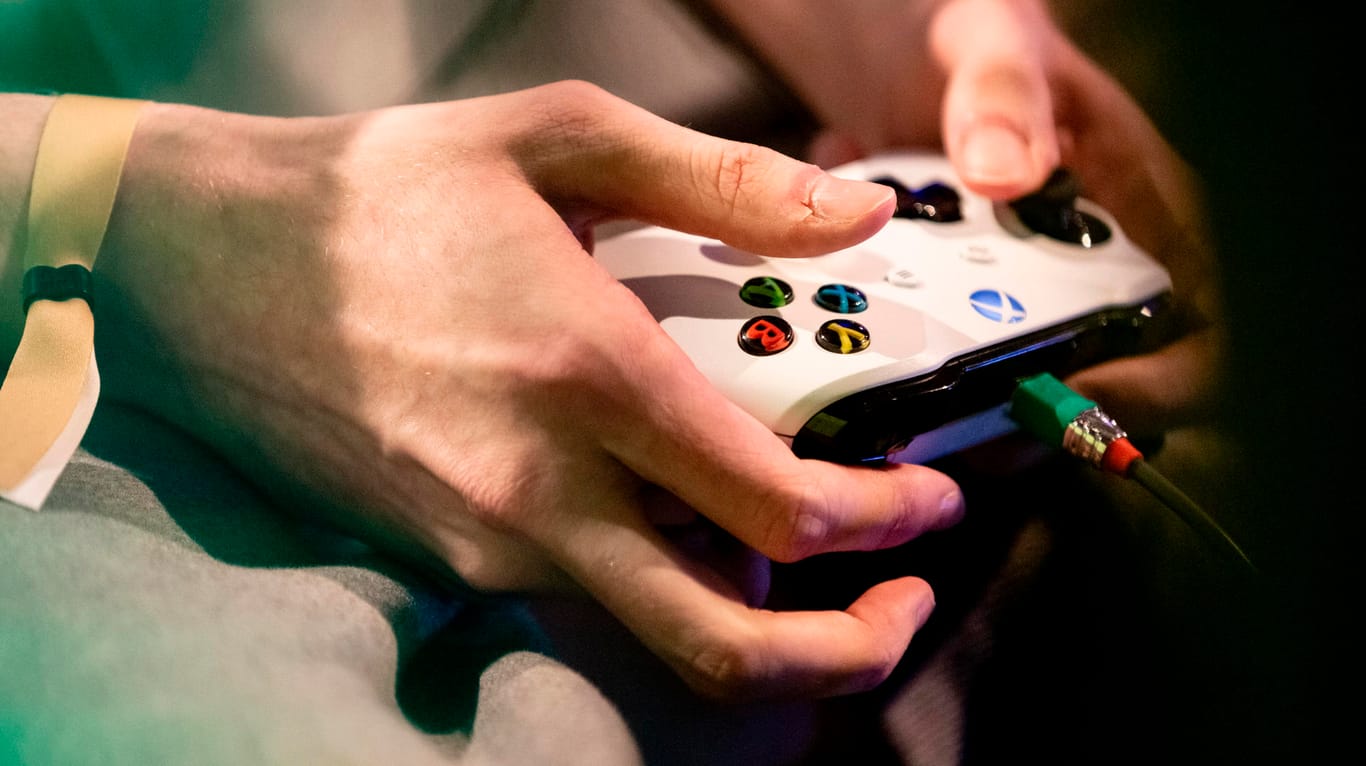 Die Hände eines Spielers sind an einem Xbox Controller zu sehen: Microsoft arbeitet weiter an seinem Cloud-Gaming-Dienst.
