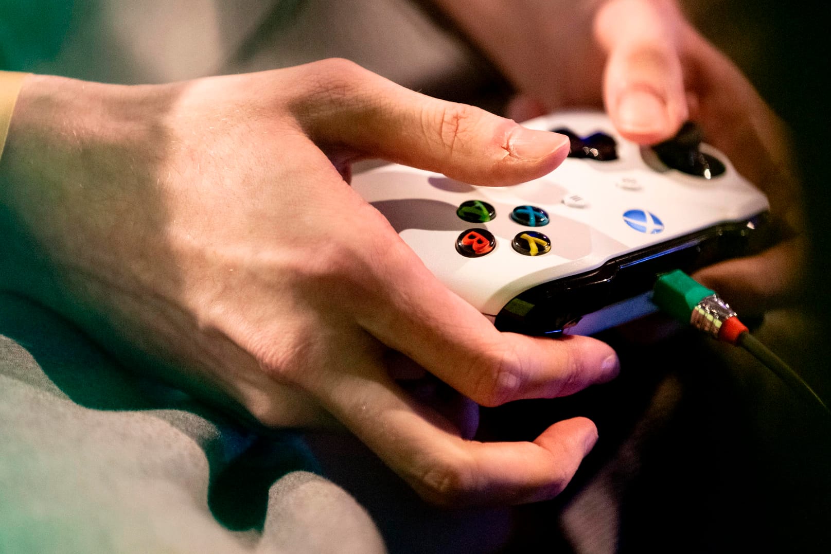 Die Hände eines Spielers sind an einem Xbox Controller zu sehen: Microsoft arbeitet weiter an seinem Cloud-Gaming-Dienst.