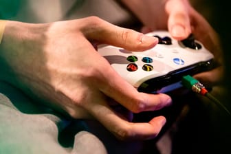 Die Hände eines Spielers sind an einem Xbox Controller zu sehen: Microsoft arbeitet weiter an seinem Cloud-Gaming-Dienst.