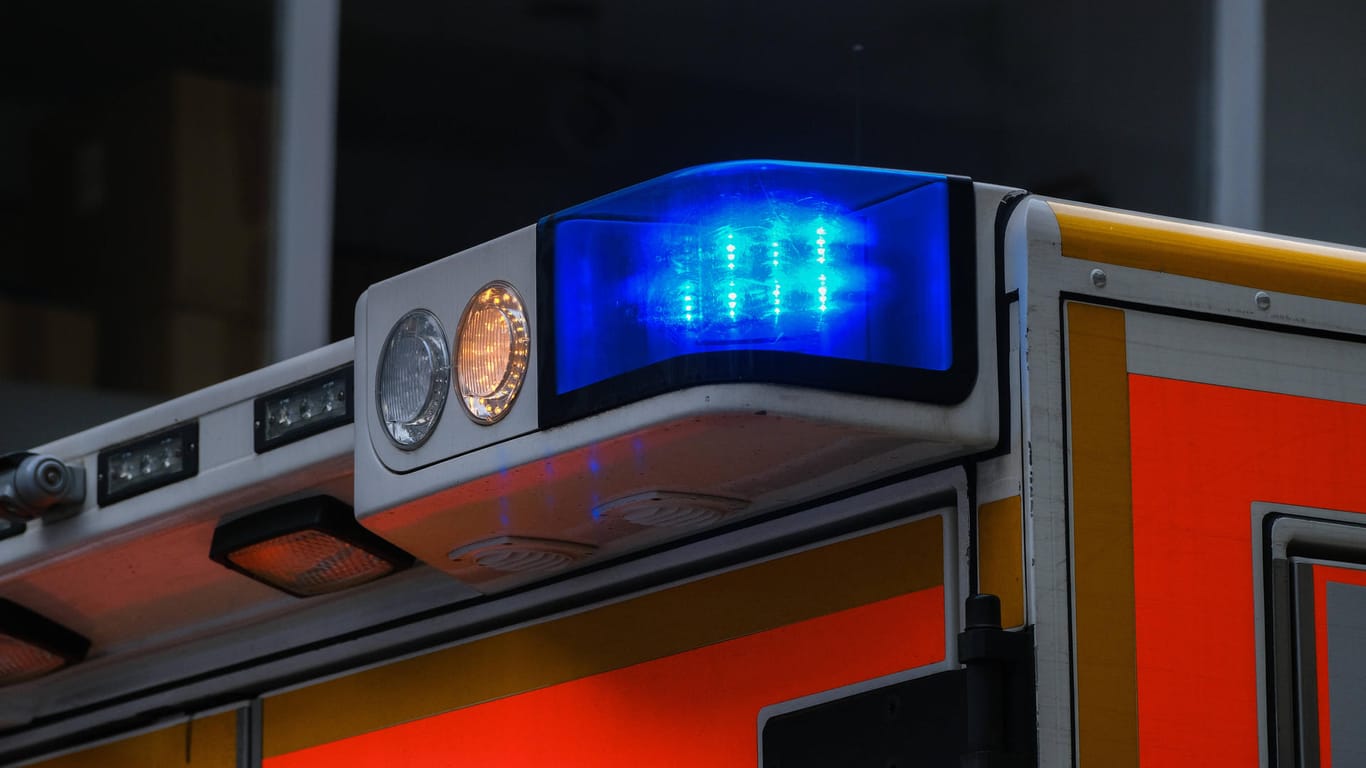 Transportwagen der Rettung (Symbolbild): In Leverkusen wurden Rettungskräfte zu einer Villa gerufen.
