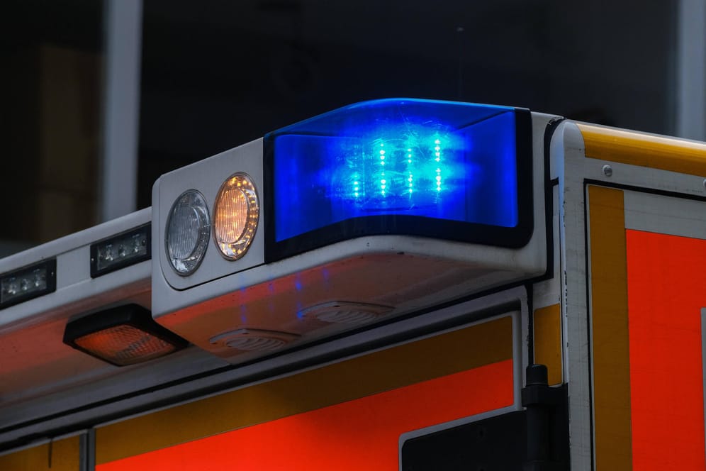 Transportwagen der Rettung (Symbolbild): In Leverkusen wurden Rettungskräfte zu einer Villa gerufen.