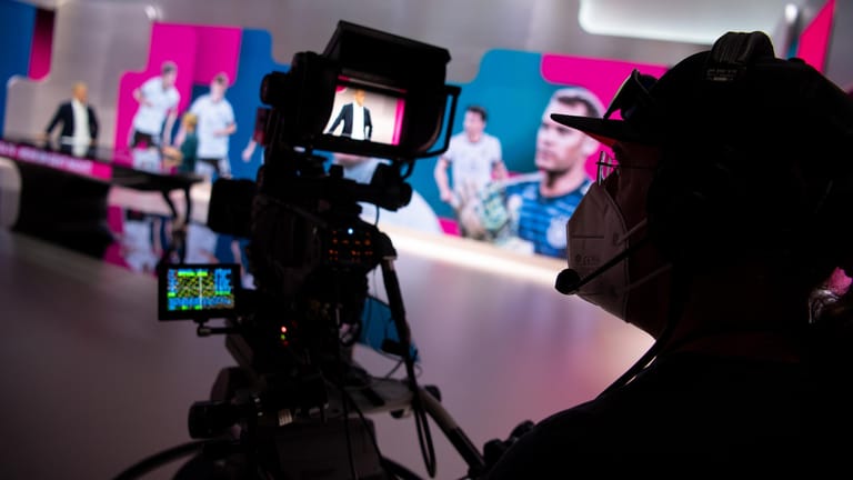 Ein Kameramann filmt bei der Vorstellung des EM-Studios der Telekom: MagentaTV zeigt als einziger Sender alle 51 EM-Spiele live aus dem neuen Studio.