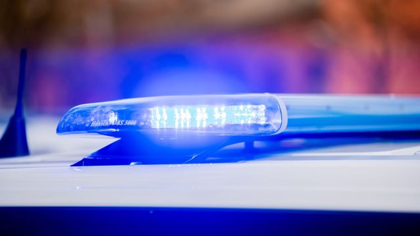 Das Blaulicht eines Einsatzfahrzeuges der Polizei leuchte (Symbolbild): In Hagen ist Speiseöl auf der Autobahn ausgelaufen.