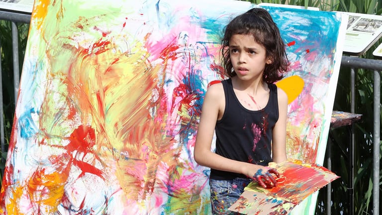 Mikail Akar vor einer Leinwand: Der Achtjährige ist Kölns jüngster Pop Art-Künstler.