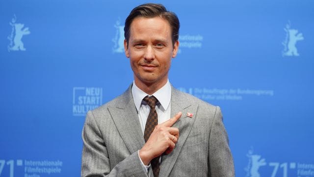 Der Schauspieler Tom Schilling kommt zur Filmpremiere des Films "Fabian oder Der Gang vor die Hunde" ins Freiluftkino auf der Berliner Museumsinsel.