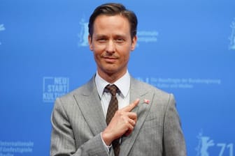 Der Schauspieler Tom Schilling kommt zur Filmpremiere des Films "Fabian oder Der Gang vor die Hunde" ins Freiluftkino auf der Berliner Museumsinsel.