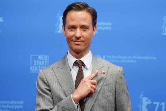 Der Schauspieler Tom Schilling kommt zur Filmpremiere des Films "Fabian oder Der Gang vor die Hunde" ins Freiluftkino auf der Berliner Museumsinsel.