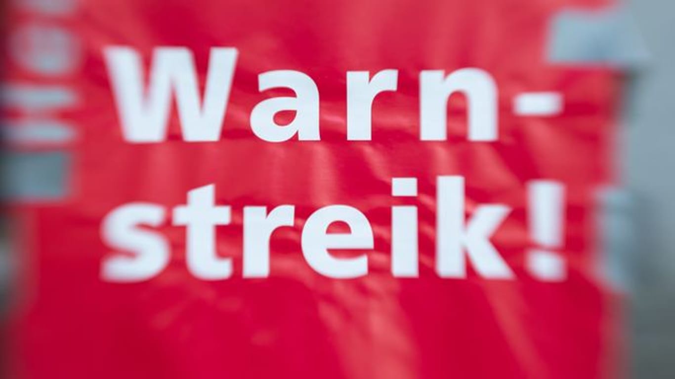 "Warnstreik!" steht auf einem Schild (Symbolbild): Der Streik wird von Mitarbeitenden in Lebensmittelbetrieben und Buchhandlungen durchgeführt.