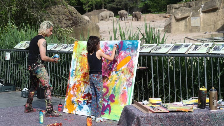 Künstler Niko Nikolaidis und Mikail Akar beim Malen: Ihr Werk warn von der Atmosphäre im Zoo inspiriert und entstand aus verschiedenen Farben.