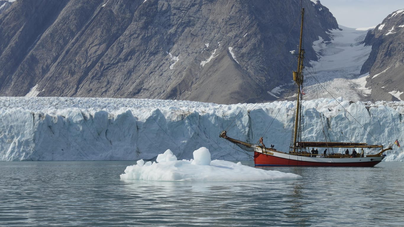 Das Schiff "Dagmar Aaen" liegt vor einem Gletscher.
