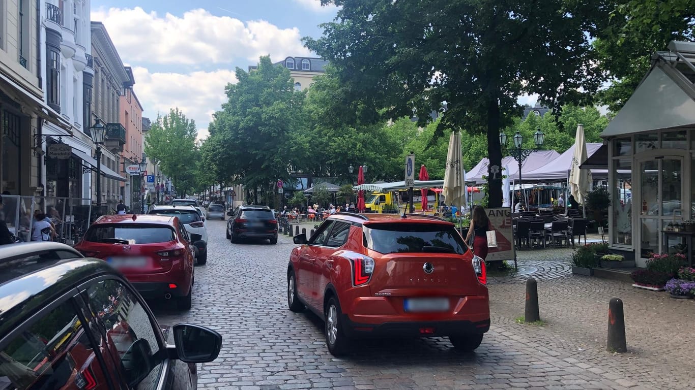 Noch rollt der Autoverkehr: Rund um den Laurentiusplatz, wie hier auf einem Teilstück der Friedrich-Ebert-Straße, sollen bald keine Auto mehr fahren.