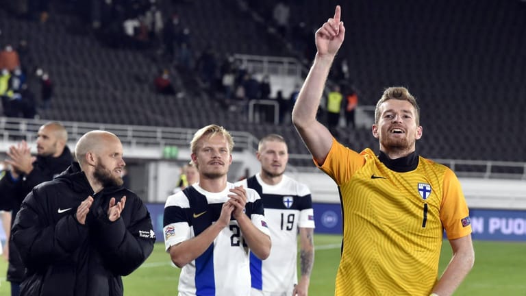 Leverkusens Lukas Hradecky bejubelt einen finnischen Sieg, im Hintergrund Ex-Schalker Teemu Pukki und Joel Pohjanpalo (v.l.).