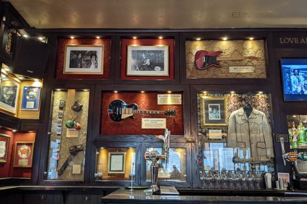 Die Gitarren von Eric Clapton (oben rechts) und Pete Townshend (M) waren die ersten im Hard Rock Cafe London.