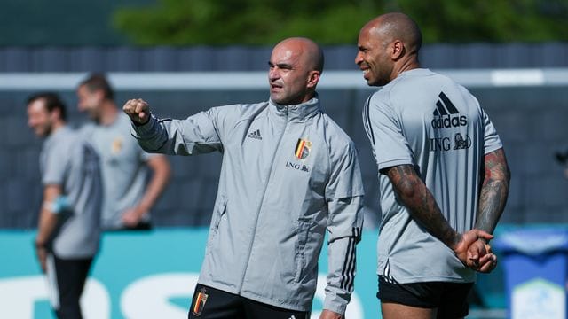 Hat enorm begnadetes Personal zur Verfügung: Belgiens Trainer Roberto Martinez (M) im Gespräch mit Assistenzcoach Thierry Henry.