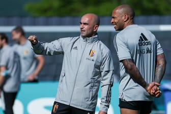 Hat enorm begnadetes Personal zur Verfügung: Belgiens Trainer Roberto Martinez (M) im Gespräch mit Assistenzcoach Thierry Henry.