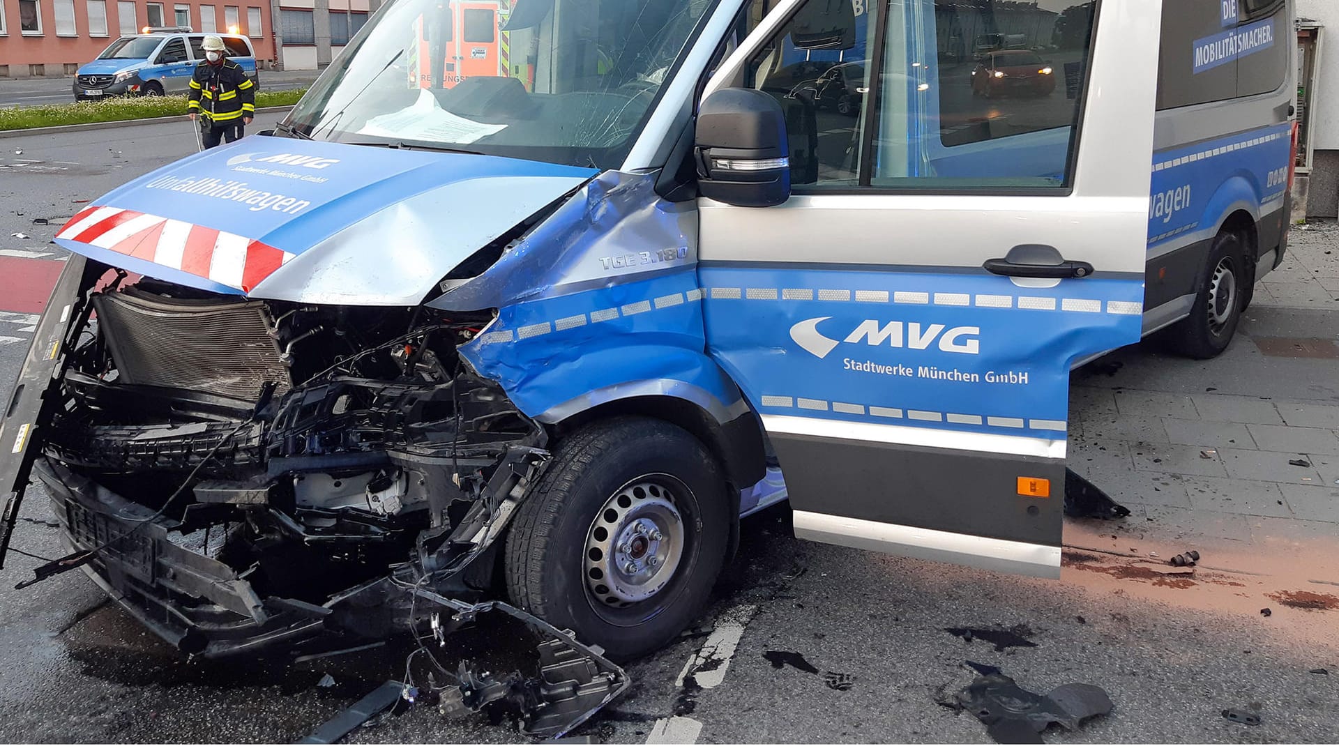 Der zerstörte Transporter der Münchner Stadtwerke: Beide Fahrzeuge hatten nach dem Unfall einen Totalschaden. Der zerstörte Transporter der Münchner Stadtwerke: Beide Fahrzeuge hatten nach dem Unfall einen Totalschaden.