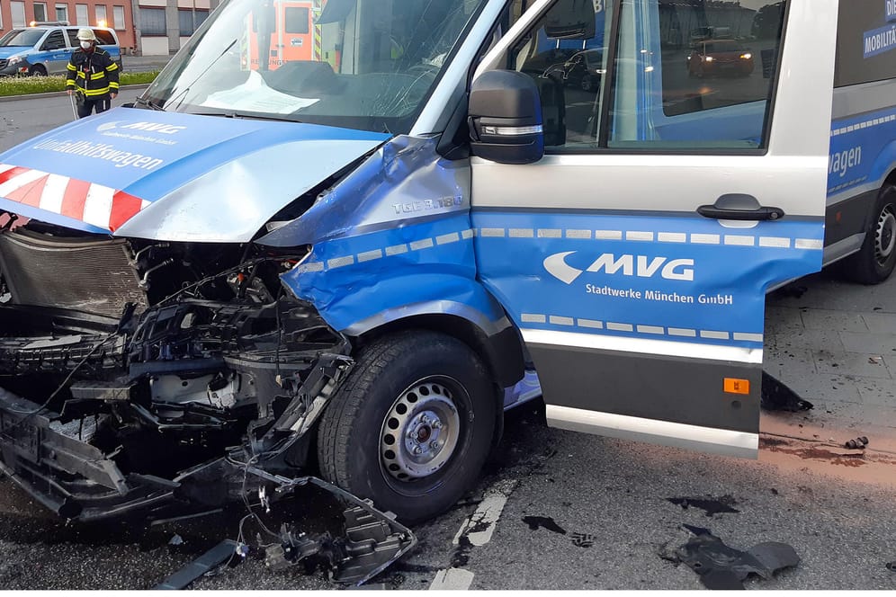 Der zerstörte Transporter der Münchner Stadtwerke: Beide Fahrzeuge hatten nach dem Unfall einen Totalschaden.