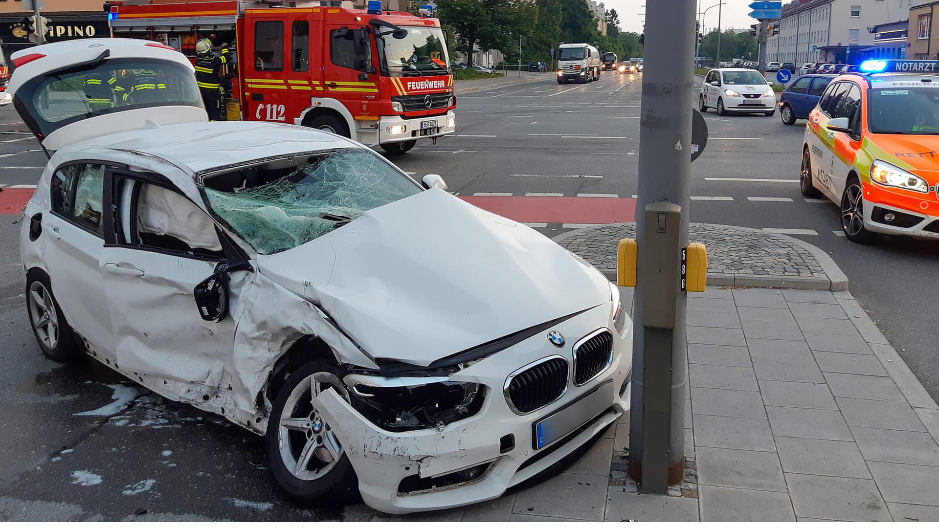 Der verunfallte BMW: Die Ampelanlage fiel wegen der Kollision aus. Der verunfallte BMW: Die Ampelanlage fiel wegen der Kollision aus.
