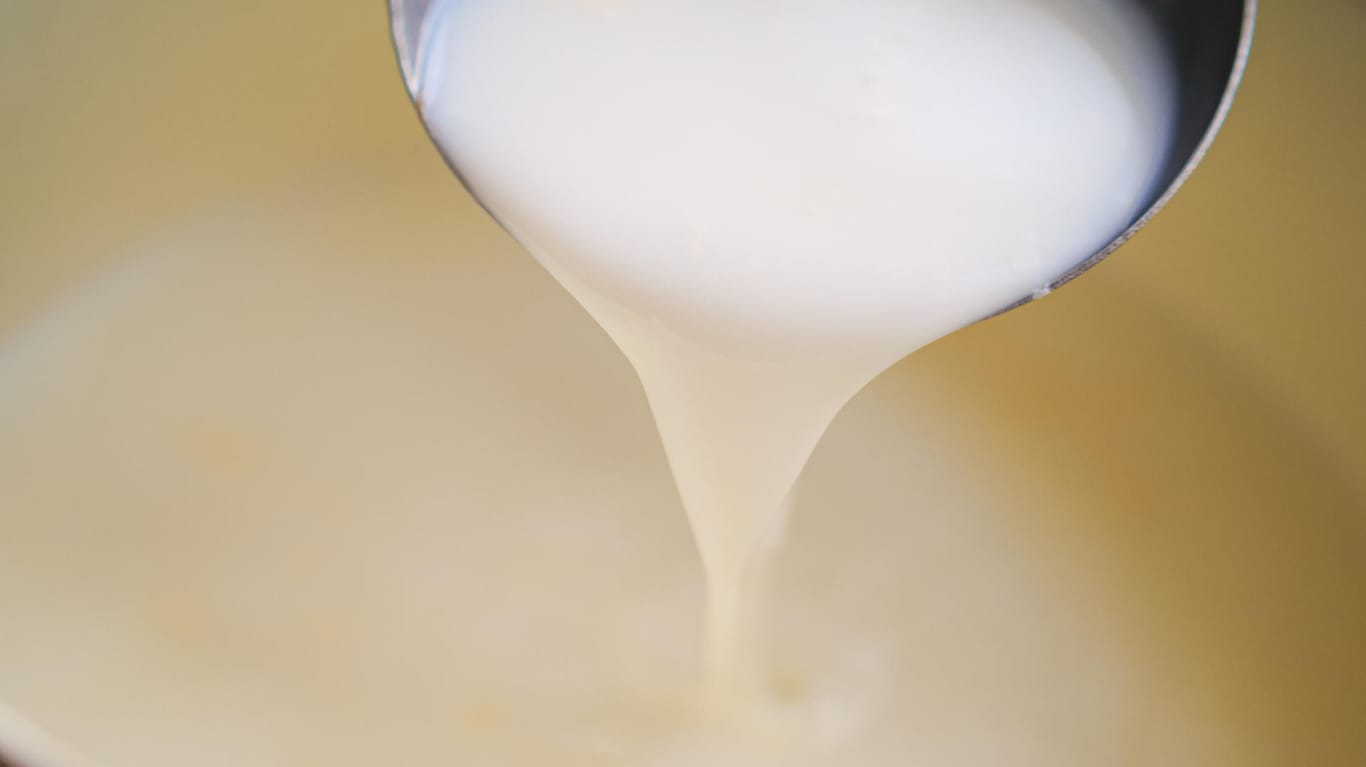 Rohmilch: Auf ihrer Oberfläche bildet sich Rahm, wenn die Milch länger stehen gelassen wird.
