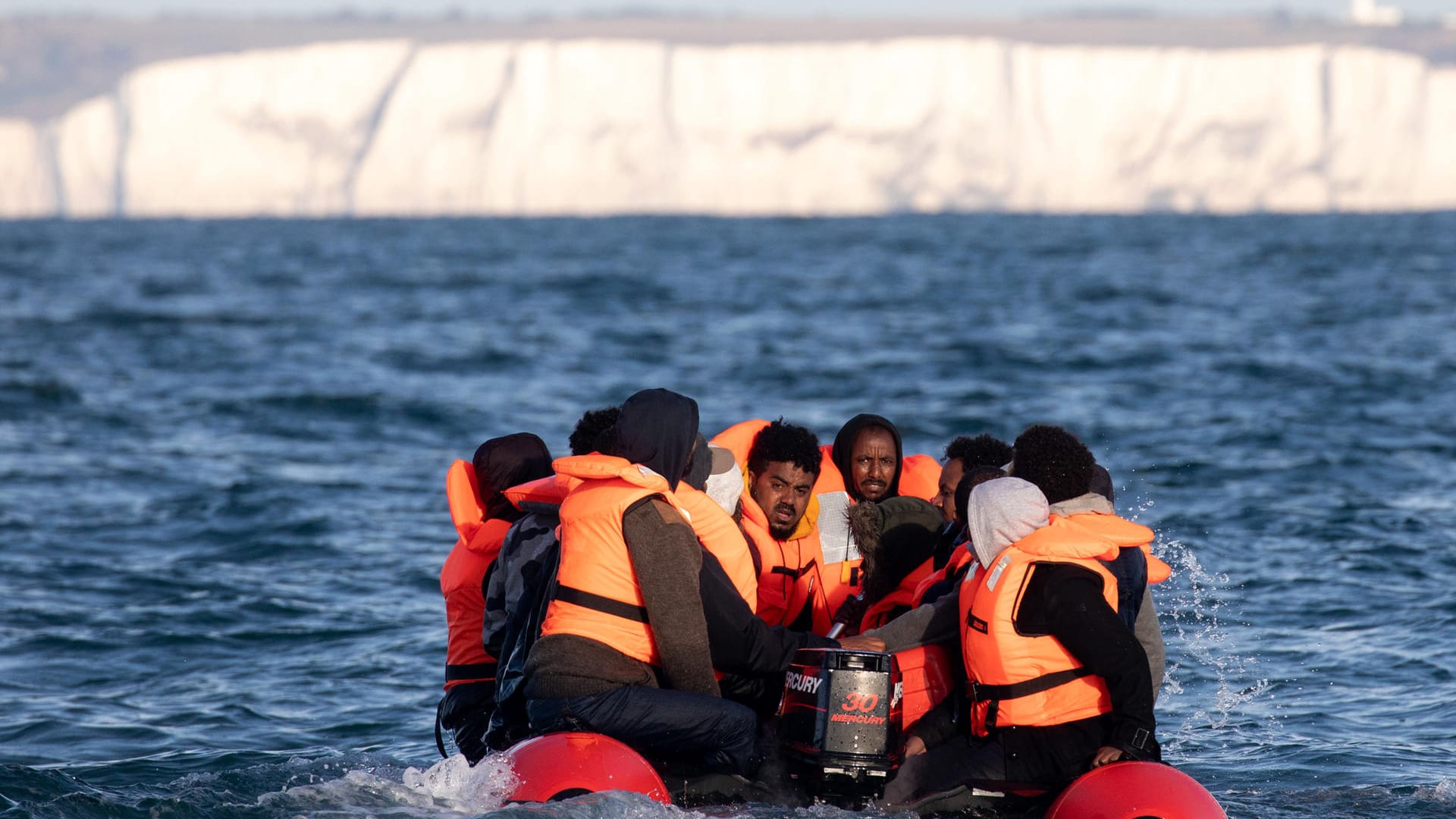 Migranten und Geflüchtete fahren mit einem Schlauchboot nach Großbritannien (September 2020): Seit Beginn der Corona-Pandemie ist die Zahl der Überfahrten extrem gestiegen.