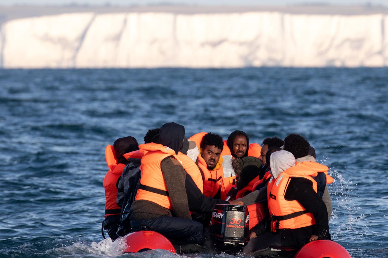 Migranten und Geflüchtete fahren mit einem Schlauchboot nach Großbritannien (September 2020): Seit Beginn der Corona-Pandemie ist die Zahl der Überfahrten extrem gestiegen.