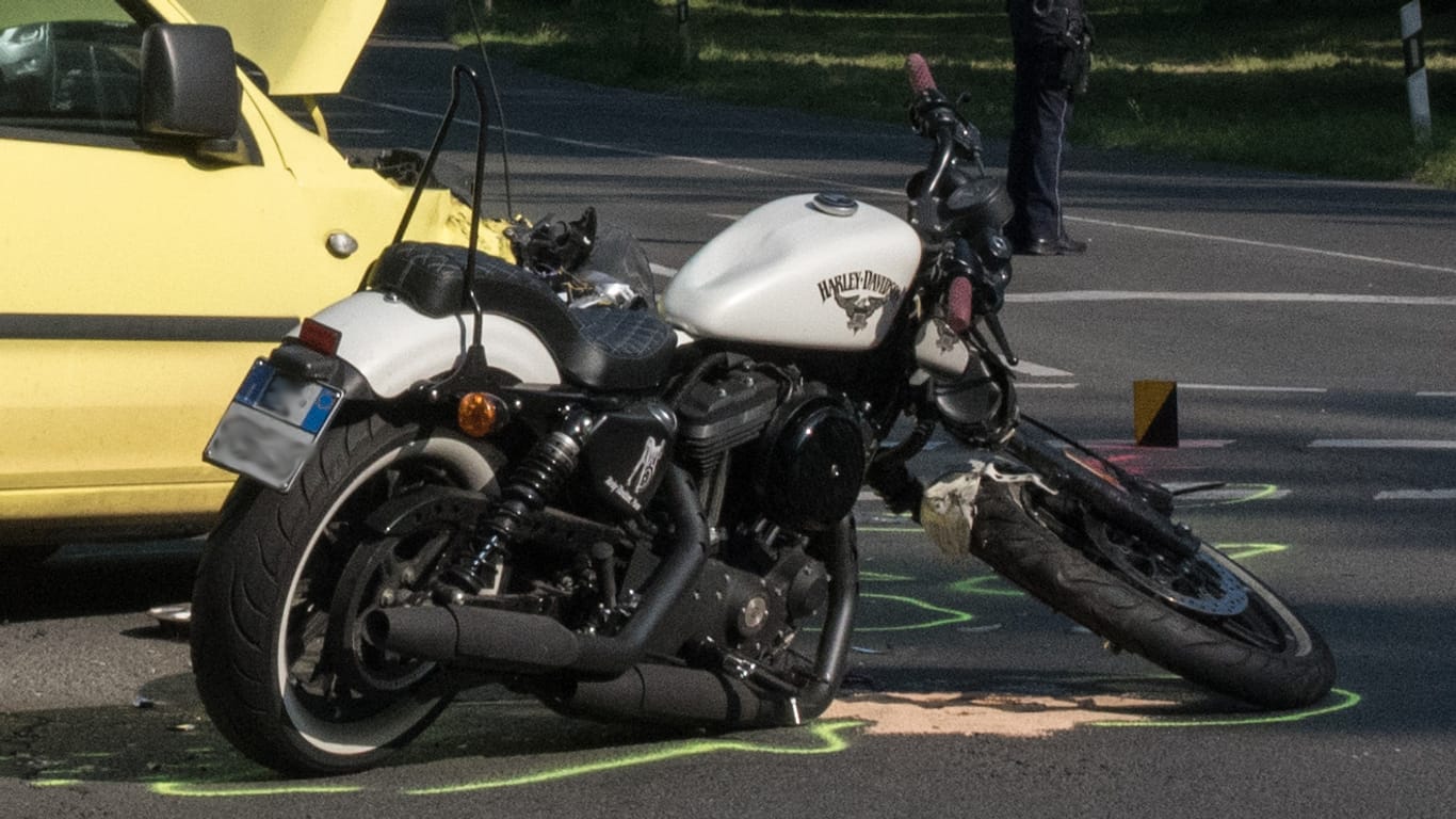 Ein beschädigtes Motorrad: In Köln hat es einen Verkehrsunfall zwischen einer Harley Davidson und einem Auto gegeben.