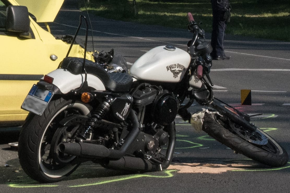 Ein beschädigtes Motorrad: In Köln hat es einen Verkehrsunfall zwischen einer Harley Davidson und einem Auto gegeben.