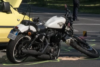 Ein beschädigtes Motorrad: In Köln hat es einen Verkehrsunfall zwischen einer Harley Davidson und einem Auto gegeben.