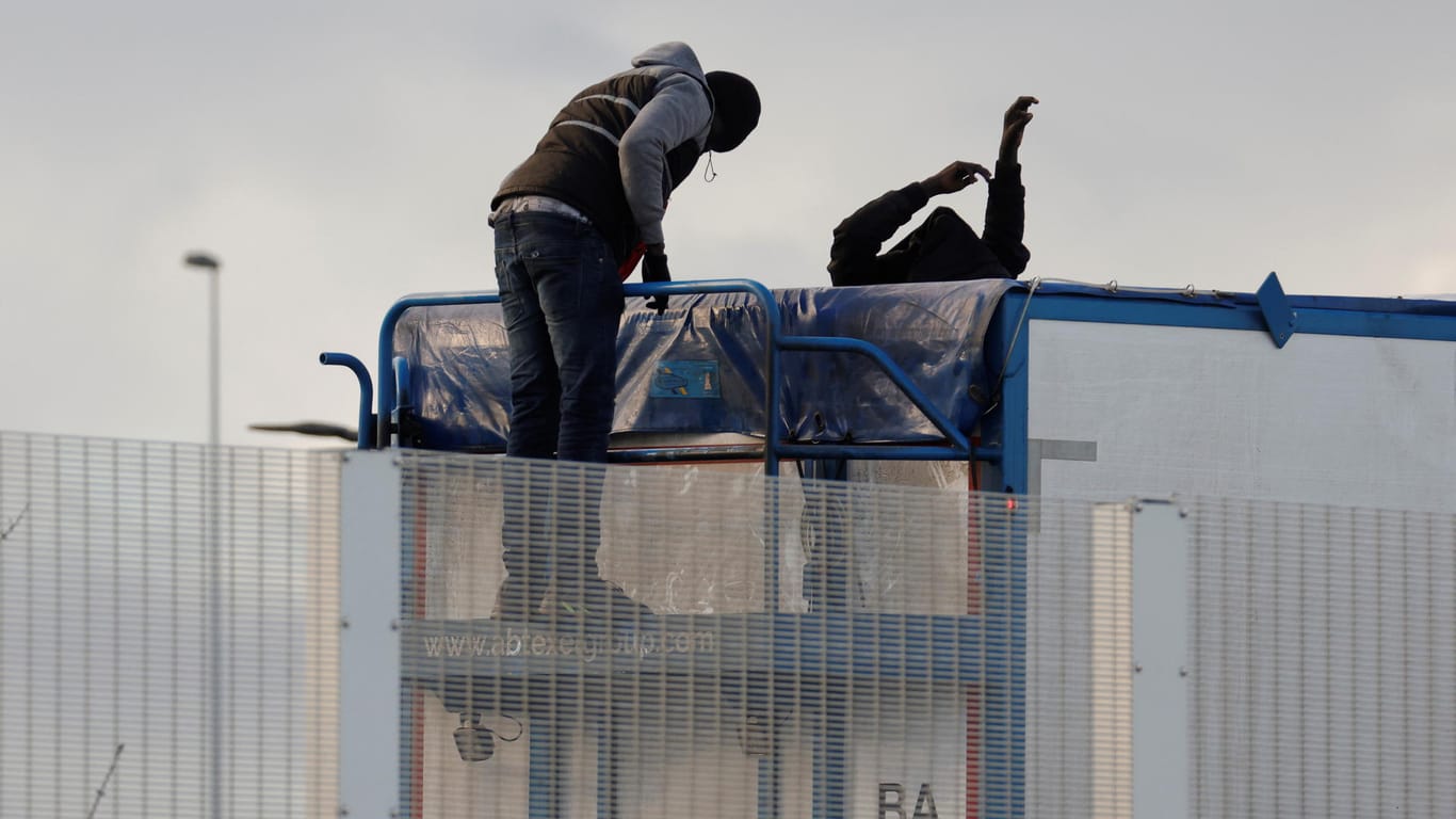 Migranten klettern in einen Lastwagen, der durch den Eurotunnel von Frankreich nach Deutschland fahren will: Diese Fluchtroute ist nach dem Brexit und in der Pandemie komplizierter geworden.