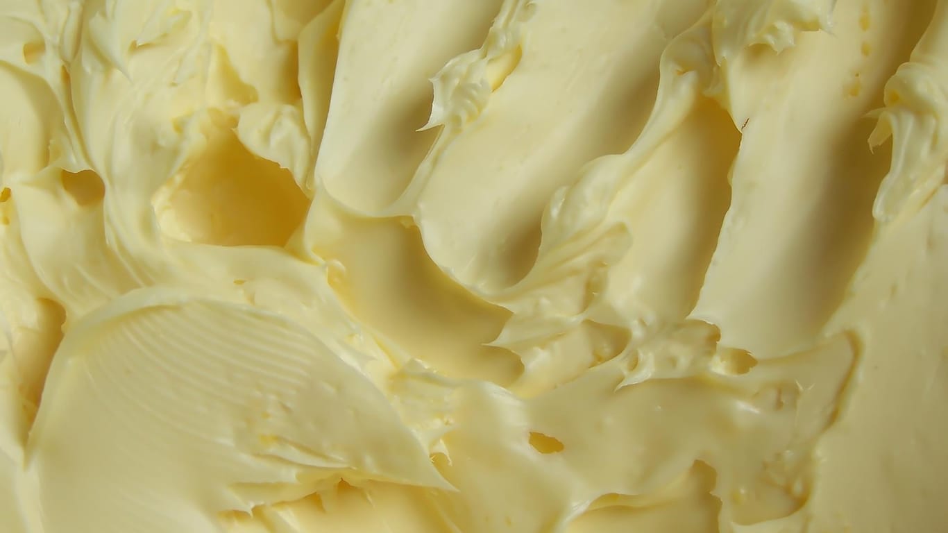 Butter: Die selbst hergestellte Butter hält sich im Kühlschrank rund eine Woche.