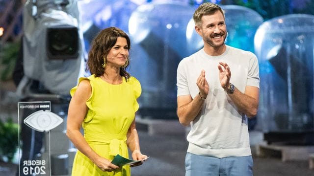 Eine neue Runde für die "Promi Big Brother"-Moderatoren Jochen Schropp (l) und Marlene Lufen steht an.