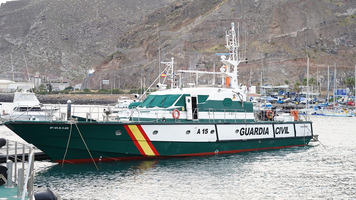 Ein Boot der Guardia Civil in einem Hafen von Teneriffa: Das Boot war an der Suche nach dem vermissten Mädchen beteiligt.