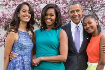 Die Obamas: Malia, Michelle, Barack und Sasha mit den Hunden Sunny and Bo