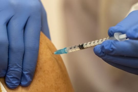 Eine Impfung gegen das Coronavirus (Symbolbild): In Erfurt können sich Beschäftigte an einem Aktionstag gegen Corona impfen lassen.