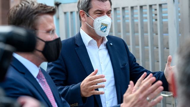 Markus Söder (CSU, r) wird zusammen mit Nürnbergs Oberbürgermeister Marcus König (l) begrüßt: Der OB hat sich impfen lassen. Markus Söder (CSU, r) wird zusammen mit Nürnbergs Oberbürgermeister Marcus König (l) begrüßt: Der OB hat sich impfen lassen.