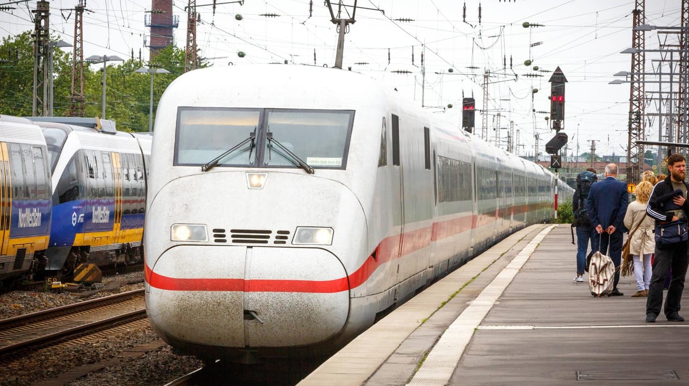 DEU Deutschland Nordrhein Westfalen Essen 26 05 2019 Essen Hauptbahnhof Intercity Express Zug