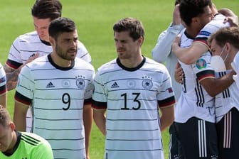 Jonas Hofmann (r/13) unterhält sich bei der Aufstellung zum Mannschaftsfoto mit Kevin Volland.